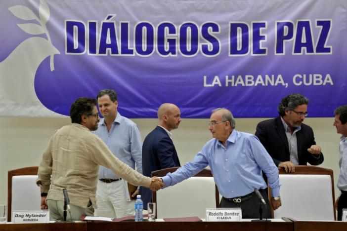 Colombia's lead government negotiator Humberto de la Calle (R) and Colombia's FARC lead negotiator Ivan Marquez shake hands after signing the protocol and timetable for the disarmament of the FARC  in Havana, Cuba, August 5, 2016. REUTERS/Enrique de la Osa
